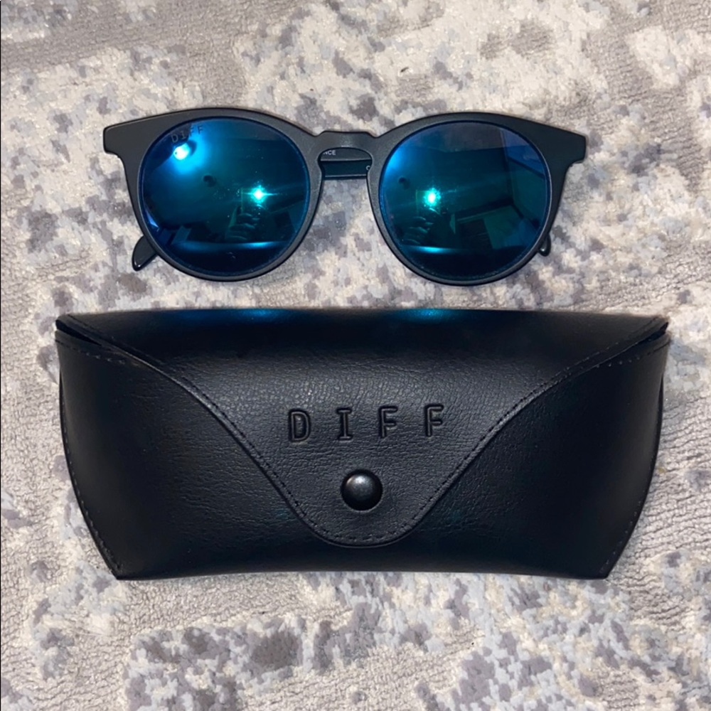 DIFF EYEWEAR SUNGLASSES WITH CASE